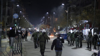 Χάος στην Καμάρα: Συγκρούονται κουκουλοφόροι και αστυνομικές δυνάμεις