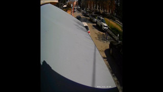 Λάρισα-Βίντεο ΣΟΚ: Αυτοκίνητο παρασέρνει 3χρονο παιδί έξω από παιδική χαρά