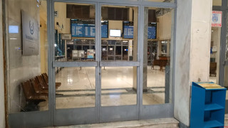 Πέταξαν πέτρες στον σταθμό του ΟΣΕ στη Λάρισα