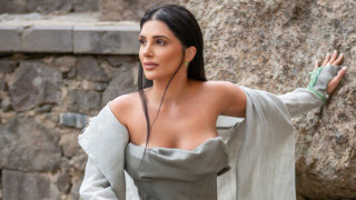 «Μάνα μου»: Με την υπογραφή των Κυριάκου Παπαδόπουλου-Ηλία Φιλίππου το νέο τραγούδι της Sarina Cross