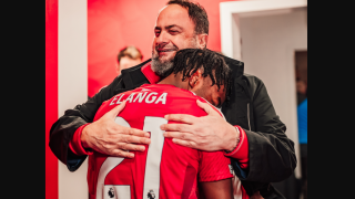 Οι οπαδοί της Πάλας σήκωσαν πανό με σκίτσο του Μαρινάκη να κρατάει όπλο στο κεφάλι του Γκιμπς-Γουάιτ!