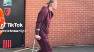 Μεγάλη ανησυχία στη Σίτι με Χάαλαντ, αποχώρησε από το γήπεδο με πατερίτσες και μπότα