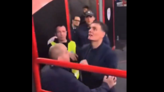 Απίστευτο σκηνικό με Μπαρτζώκα: Ανέβηκε στα κάγκελα και έψαχνε οπαδό που τον έβριζε (vid)