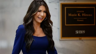 ΗΠΑ: Η υπουργός Ασφάλειας «πόζαρε» στη σκληρότερη φυλακή της χώρας