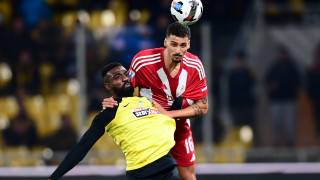 Με αυτογκόλ του Κάρμο η ΑΕΚ προηγείται 1-0 του Ολυμπιακού