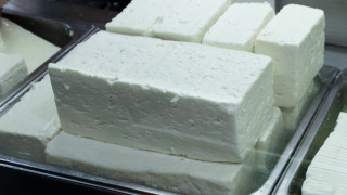 Reuters: Απειλείται η ελληνική φέτα από τους δασμούς του Τραμπ