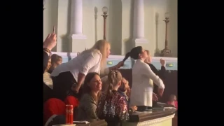 Συναυλία μετά... ξύλου-Ύβρεις και τραβήγματα μαλλιών για μία θέση (vid)