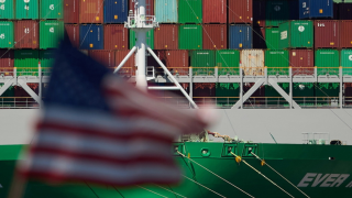 Προβληματισμός και ανησυχία για τους δασμούς Τραμπ: Τι λένε οι Έλληνες