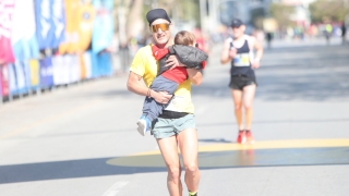 Μαραθώνιος «Μέγας Αλέξανδρος»: Πατέρας τερμάτισε κρατώντας αγκαλιά το μωρό του