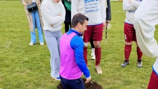 Απίστευτο σκηνικό στη Γαλλία: Ποδοσφαιριστής έπεσε μέσα σε... τρύπα