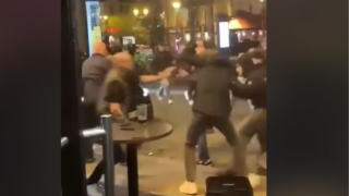 Άγριο ξύλο πριν το Παρί-Άστον Βίλα - Συμπλοκές στη μέση του δρόμου!