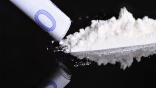 Αθήνα: «Σνίφαρε» ηρωίνη μέσα στο λεωφορείο μπροστά στον κόσμο (ΒΙΝΤΕΟ)