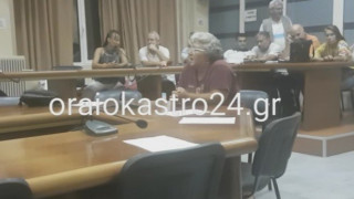 Η συνταξιούχος που «βάζει τα γυαλιά» στο σχολείο τού Ωραιοκάστρου