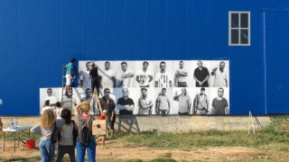 «Παγιδευμένοι Μέσα»: Tα πορτραίτα 60 ανδρών προσφύγων στη Σίνδο