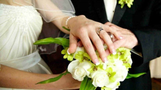 Πασίγνωστη Ελληνίδα ηθοποιός διαψεύδει τον κρυφό γάμο που της χρεώνουν