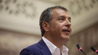 Θεοδωράκης από ΔΕΘ: Σχολεία μέσα στους καταυλισμούς για προσφυγόπουλα