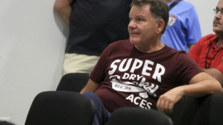 Ο Αλέξης μήπως    ξέρει                 κάτι παραπάνω;