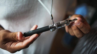 Τέλος και το ηλεκτρονικό τσιγάρο στους δημόσιους χώρους
