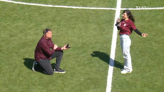 ΑΕΛ-ΠΑΣ Γιάννινα: Πρόταση γάμου από ρεπόρτερ στο ημίχρονο του αγώνα!