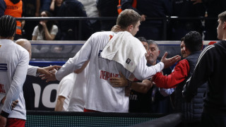 Χαμός και προσωρινή διακοπή στο Πανιώνιος-Ολυμπιακός: Ένταση με Βεζένκοφ και οπαδούς του Πανιωνίου