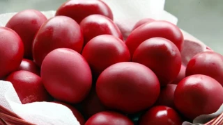 Μεγάλη Πέμπτη: Γιατί βάφουμε κόκκινα αυγά