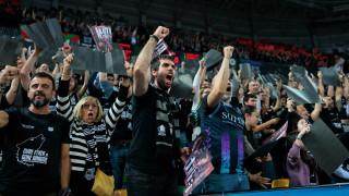 Αποθέωση για Καντσελιέρι και παίκτες έξω από το γήπεδο και απαίτηση για Κύπελλο στον Πύργο τον Λευκό