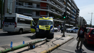 Τροχαίο στην Αθήνα: Ασθενοφόρο συγκρούστηκε με όχημα και «καρφώθηκε» σε κολώνα – Πέντε τραυματίες