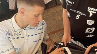 Για τσίπουρα και... αυτόγραφα στον Βόλο ο Κωνσταντέλιας