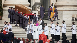 Κηδεία πάπα Φραγκίσκου: Η στιγμή που ψάλλεται το «Χριστός Ανέστη»
