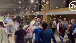 Οπαδοί της Σεβίλλης πέταξαν πλαστά χρήματα στους παίκτες της ομάδας τους!