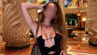 Η «Barbie» αστυνομικός που ελέγχεται για διπλή ζωή σε Αθήνα και Ντουμπάι