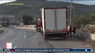 Σκαραμαγκάς: Ανατράπηκε νταλίκα, γέμισε λάχανα και μαρούλια η Εθνική