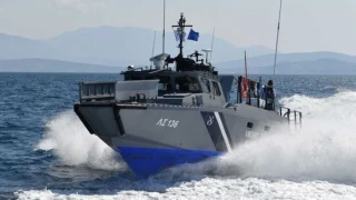 Επεισοδιακή καταδίωξη σκάφους που αποβίβασε μετανάστες: Συνελήφθη 21χρονος ως διακινητής