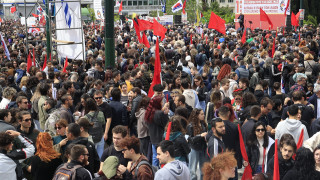 Πρωτομαγιά: Κοσμοσυρροή στη συγκέντρωση στο Σύνταγμα