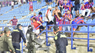 Κολομβία: Χάος σε ποδοσφαιρικό αγώνα με εισβολή φιλάθλων και διακοπή αγώνα