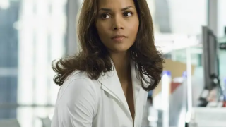 Χάλι Μπέρι: Ποζάρει γυμνή στο κρεβάτι και… διαφημίζει λιπαντικό για σεξ