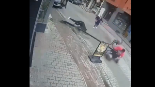 Έγειρε να ξαποστάσει σε κολώνα, που καταπλάκωσε περαστική!