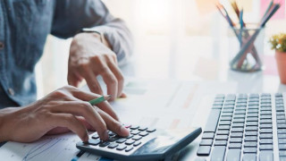 Εφορία: Πατάει «γκάζι» στις επιστροφές ΦΠΑ σε επιχειρήσεις και επαγγελματίες – Έρχονται αυτόματα πρόστιμα στους «ξεχασιάρηδες»