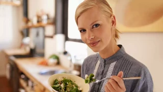 Η πολύτιμη βιταμίνη που προστατεύει τον εγκέφαλο – Ποια τρόφιμα την περιέχουν