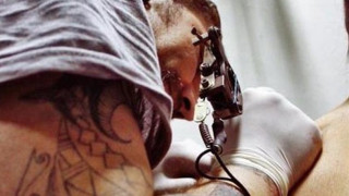 Τούρκος κάνει δωρεάν τατουάζ σε ασθενείς με Αλτσχάιμερ το όνομά τους! (pics)