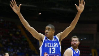 Από το κέντρο ο Αντετοκούνμπο