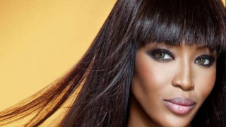 Ο αέρας σήκωσε την περούκα της Ναόμι και φάνηκε η φαλάκρα της ! (photos)