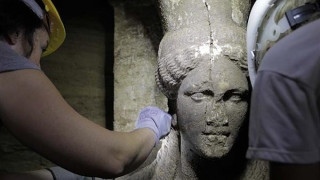 Αποκαλύφθηκαν δύο Καρυάτιδες στην Αμφίπολη