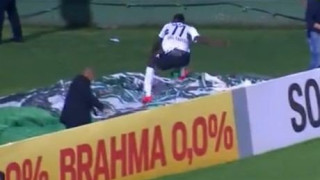 Σκόραρε, πήγε να πανηγυρίσει, αλλά... τούμπαρε (video)