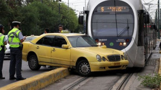Το τραμ παρέσυρε ταξί στη Λεωφόρο Αμαλίας (pics)
