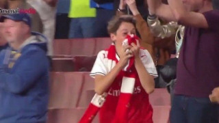 Η φοβερή αντίδραση φαν της Άρσεναλ όταν ο Οζίλ του πέταξε τη φανέλα!