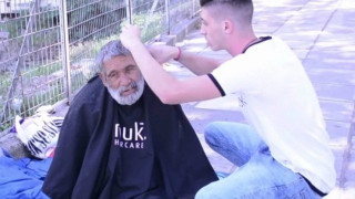 Κύπριος  κομμωτής  κούρεψε  άστεγους  στη  Θεσσαλονίκη (ΒΙΝΤΕΟ)