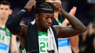 Οι οπαδοί του Ολυμπιακού τρόλαραν τον Ναν για την αποβολή του και τον αποκλεισμό του Παναθηναϊκού