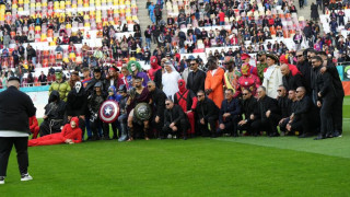 Απίθανη είσοδος από τους παίκτες της Στεάουα, με στολές σούπερ ηρώων!