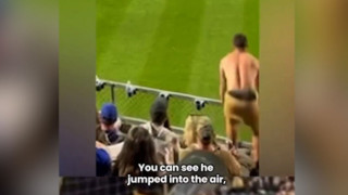 Ο viral τραυματισμός οπαδού στις ΗΠΑ: Έπεσε ανάποδα από το... κιγκλίδωμα!
